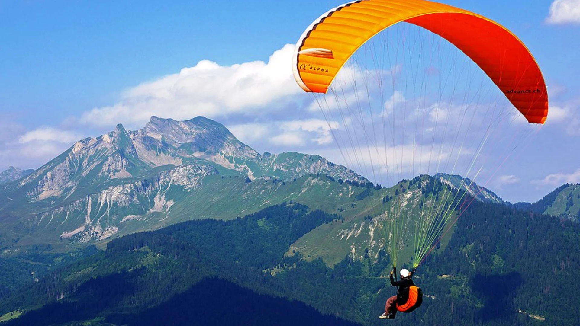 Paragliding in kashmir image 4