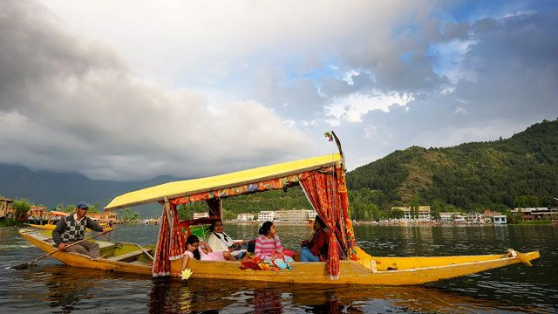 Shikara Ride in kashmir